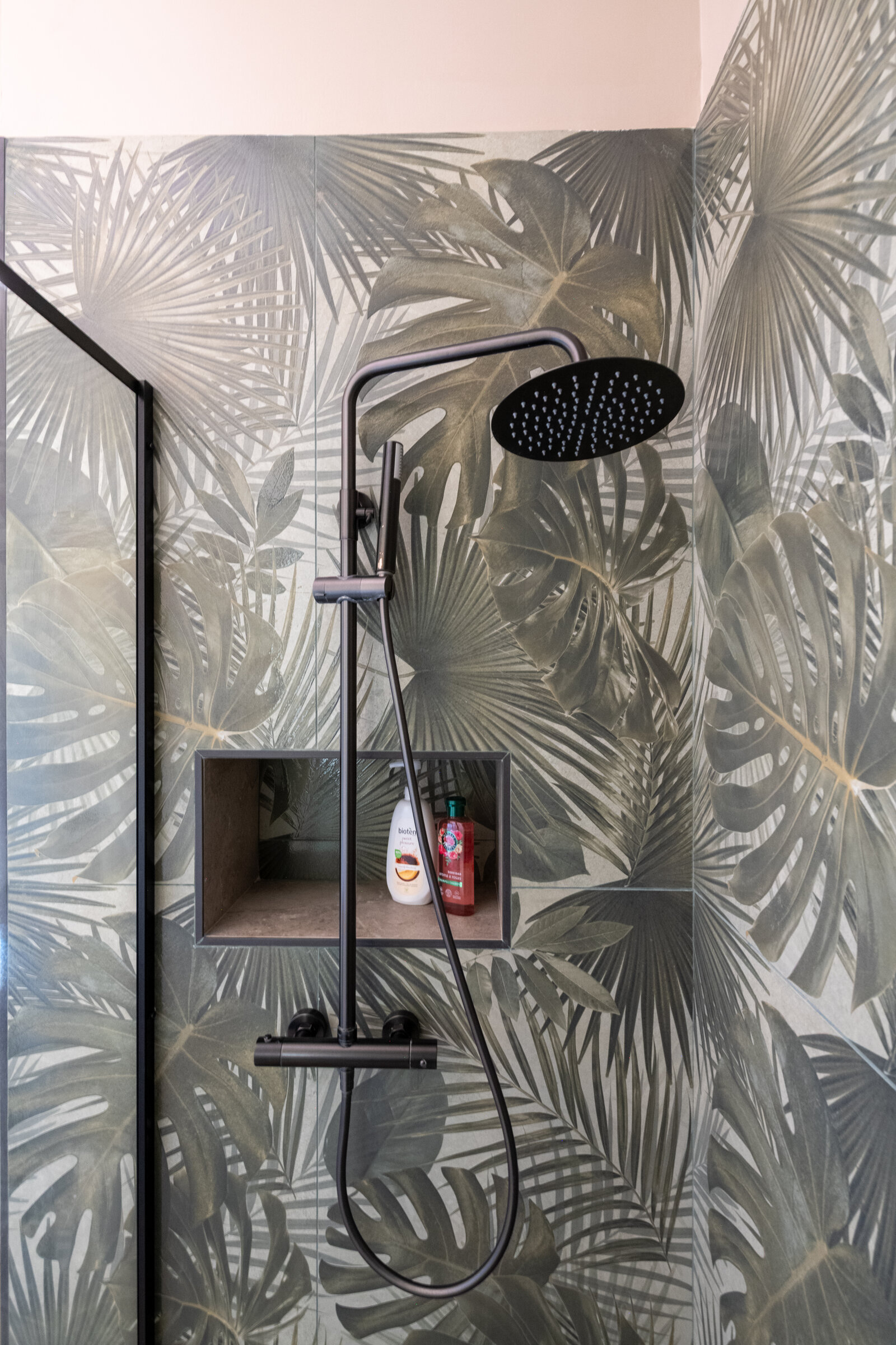 Shower with tropical-leaf tiling and rainfall showerhead
