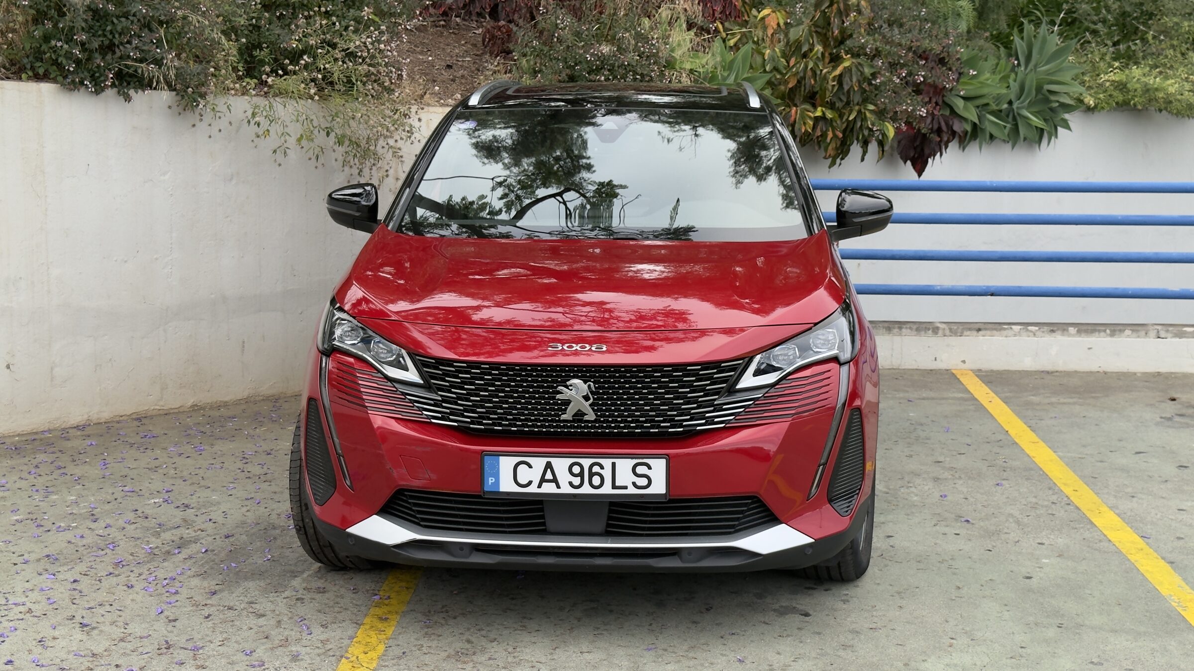 Peugeot 3008 Hybrid front view with grille and headlights