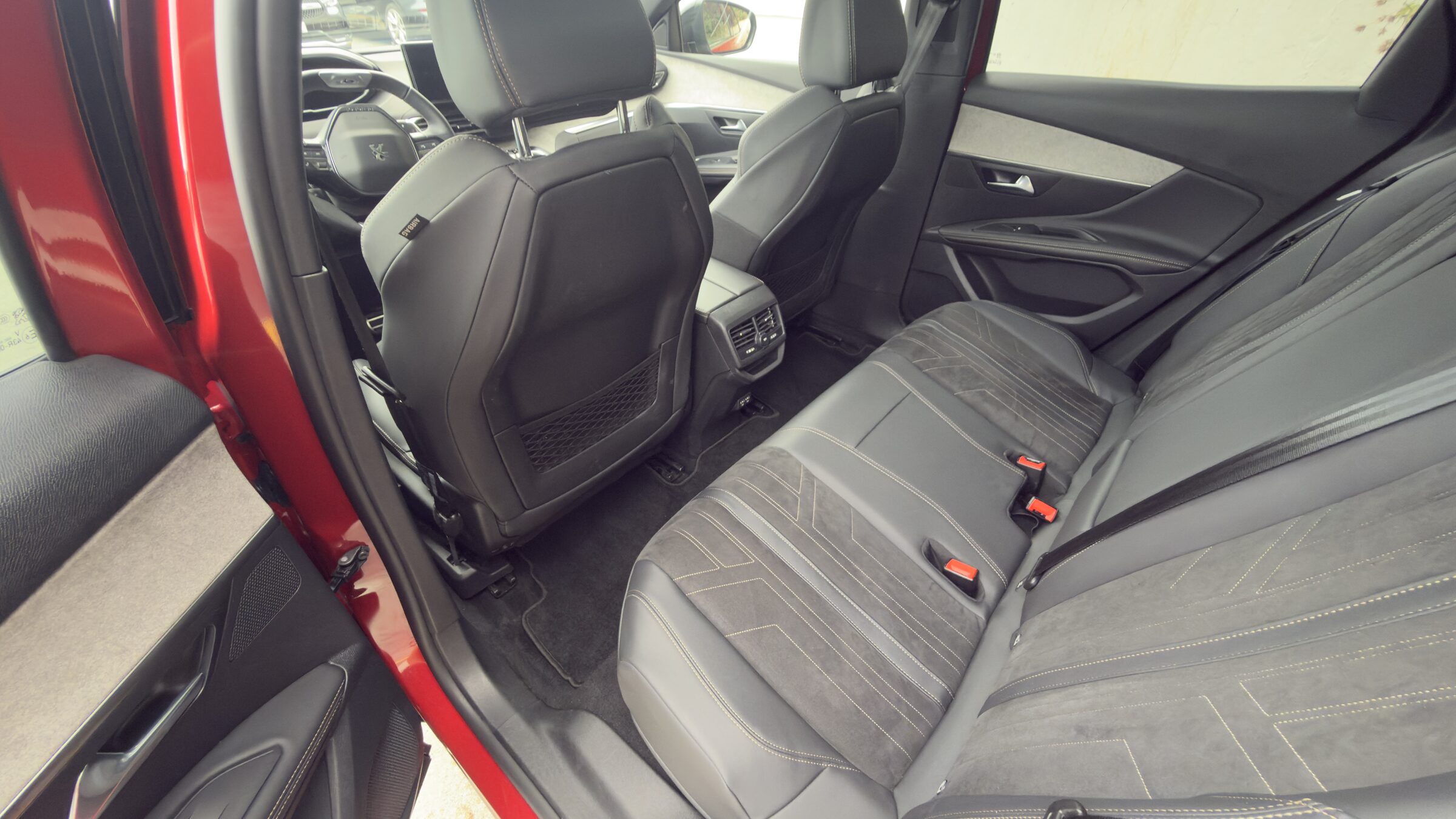 Peugeot 3008 Hybrid rear seats