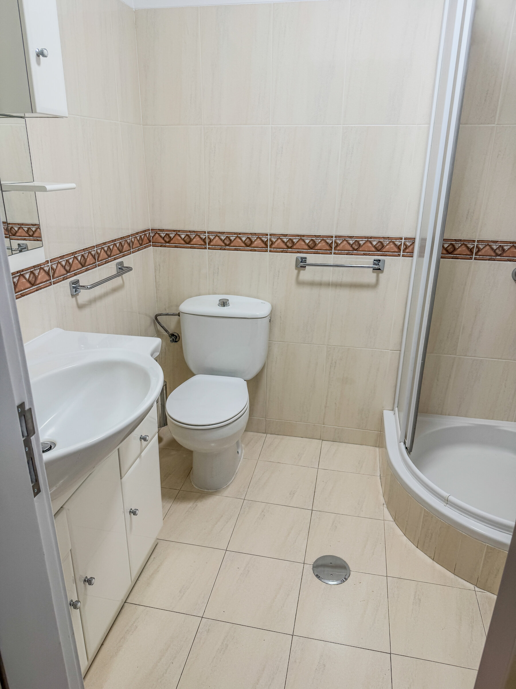 Bathroom with bathtub and beige tiling