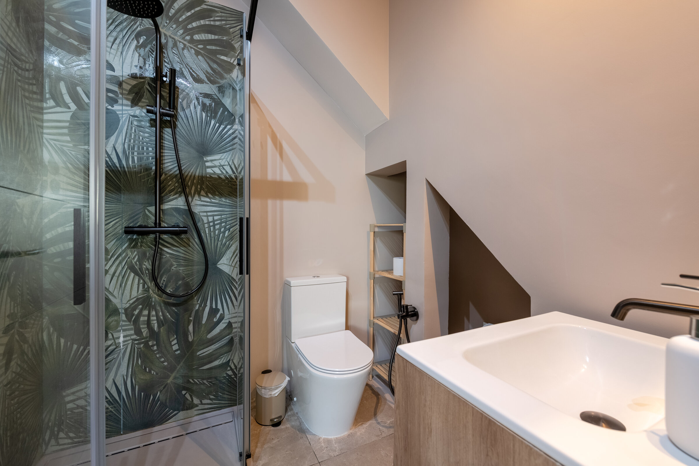 Shower room with tropical-leaf tiling