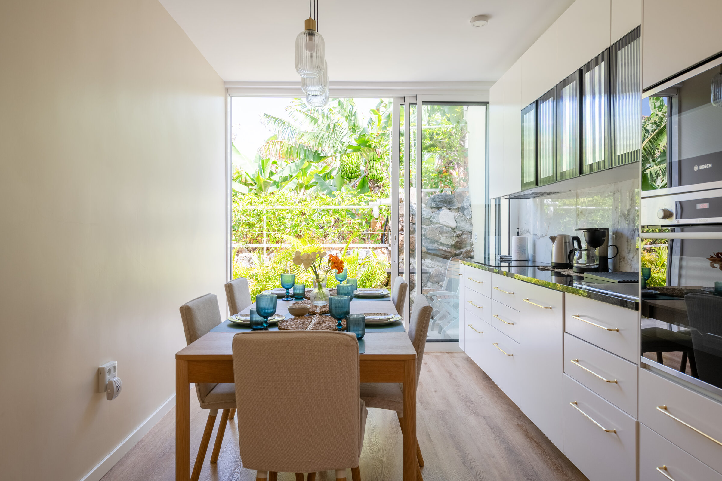Kitchen and dining table with a view over the garden